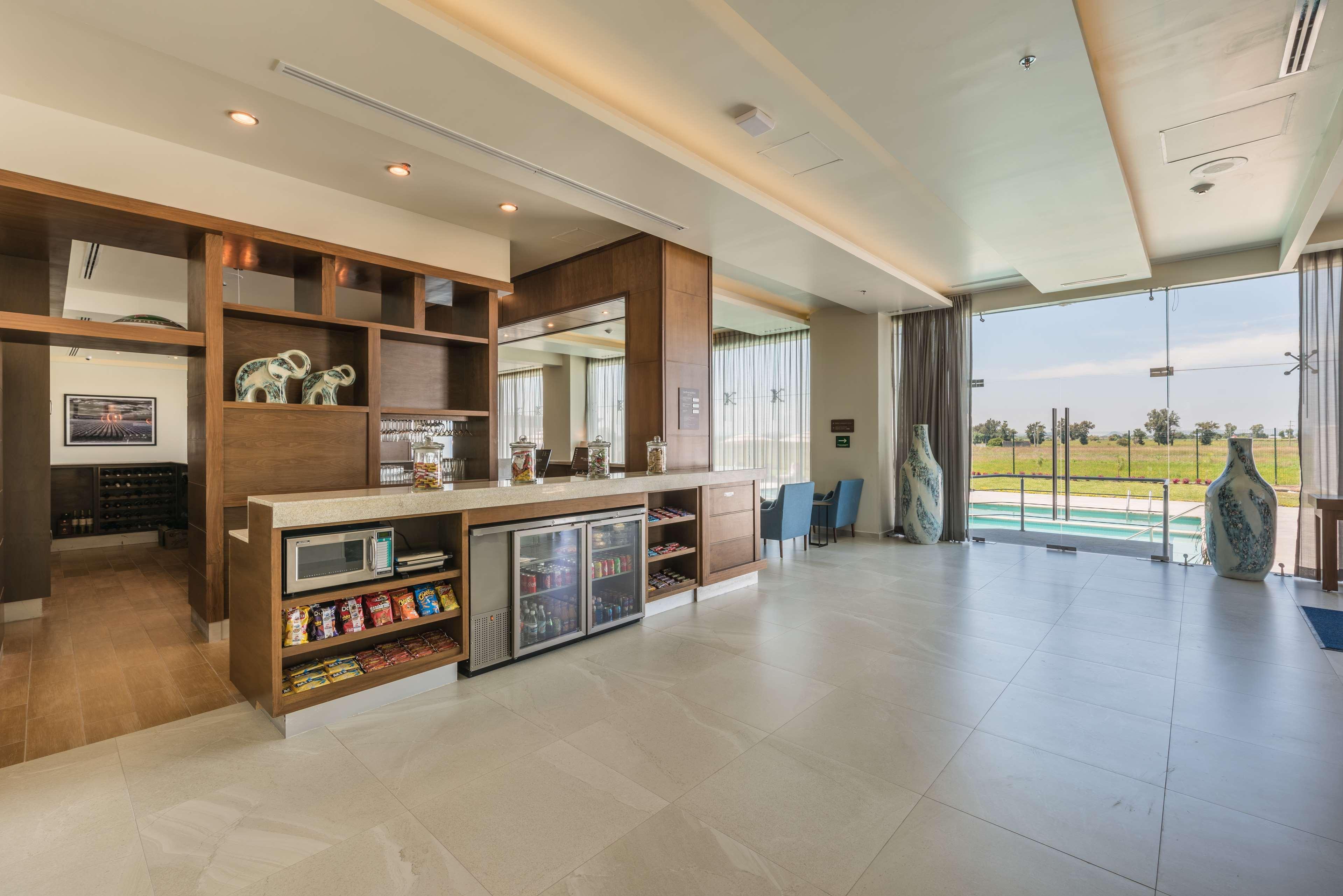 Hampton Inn & Suites By Hilton Salamanca Bajio Экстерьер фото