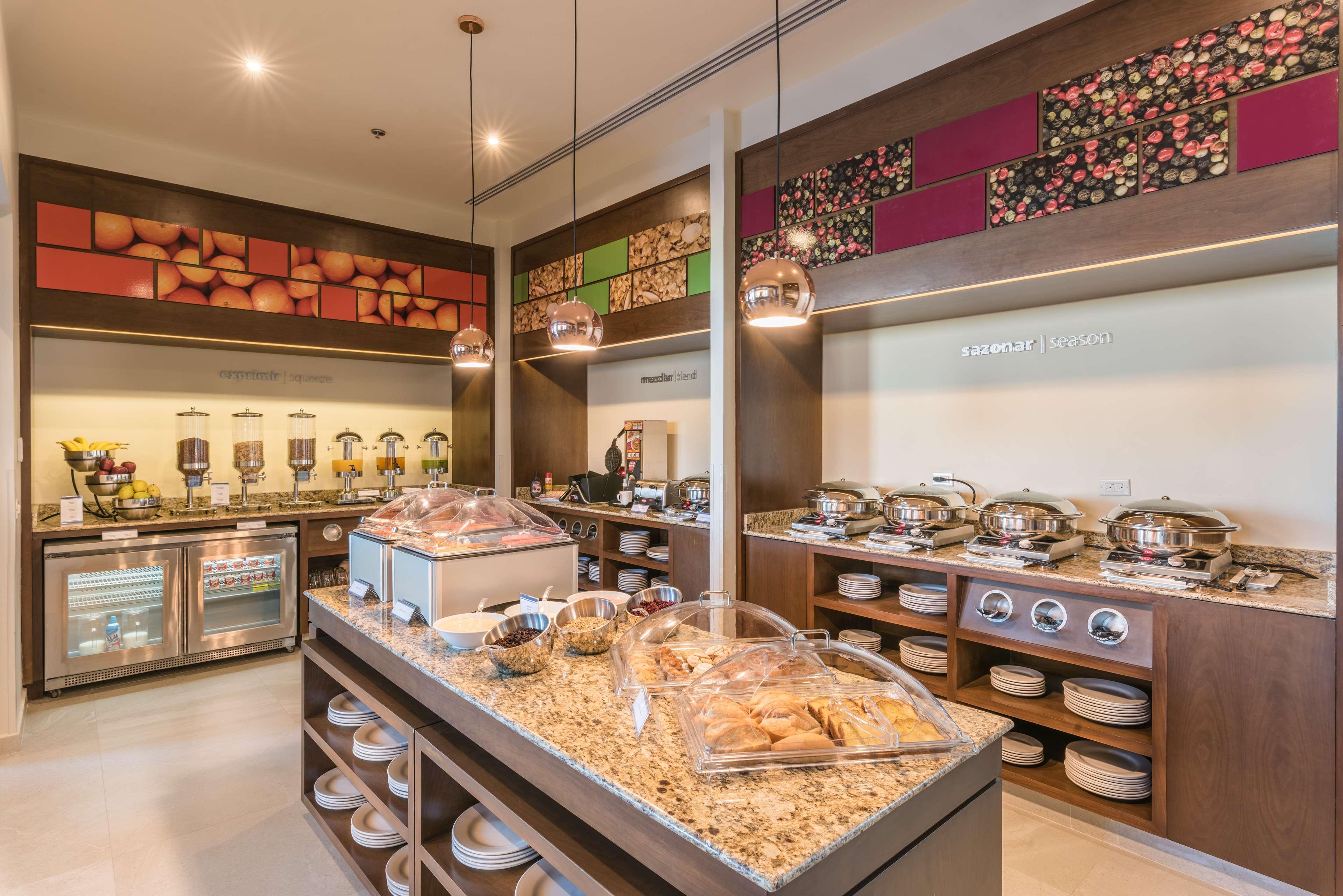 Hampton Inn & Suites By Hilton Salamanca Bajio Экстерьер фото