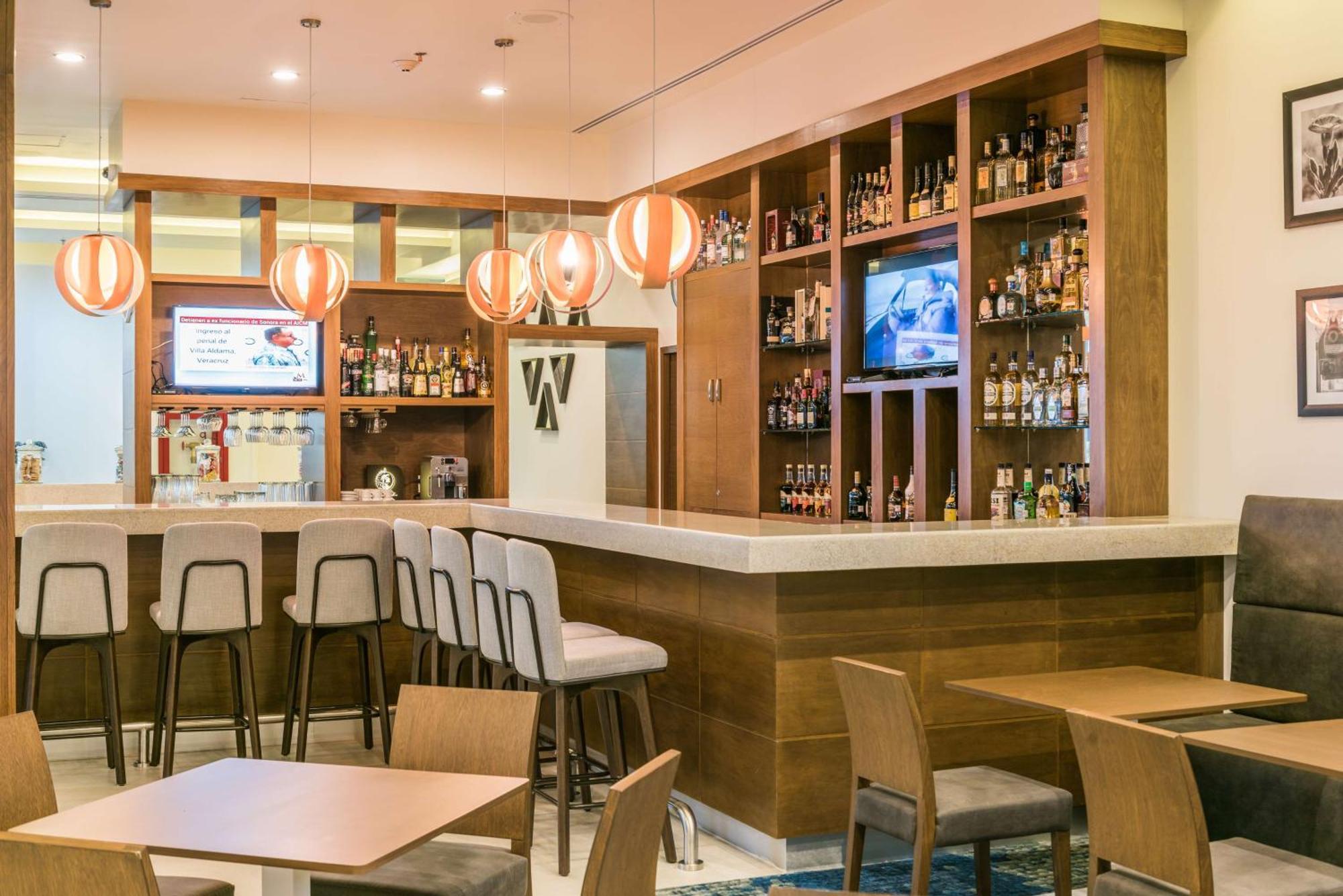 Hampton Inn & Suites By Hilton Salamanca Bajio Экстерьер фото