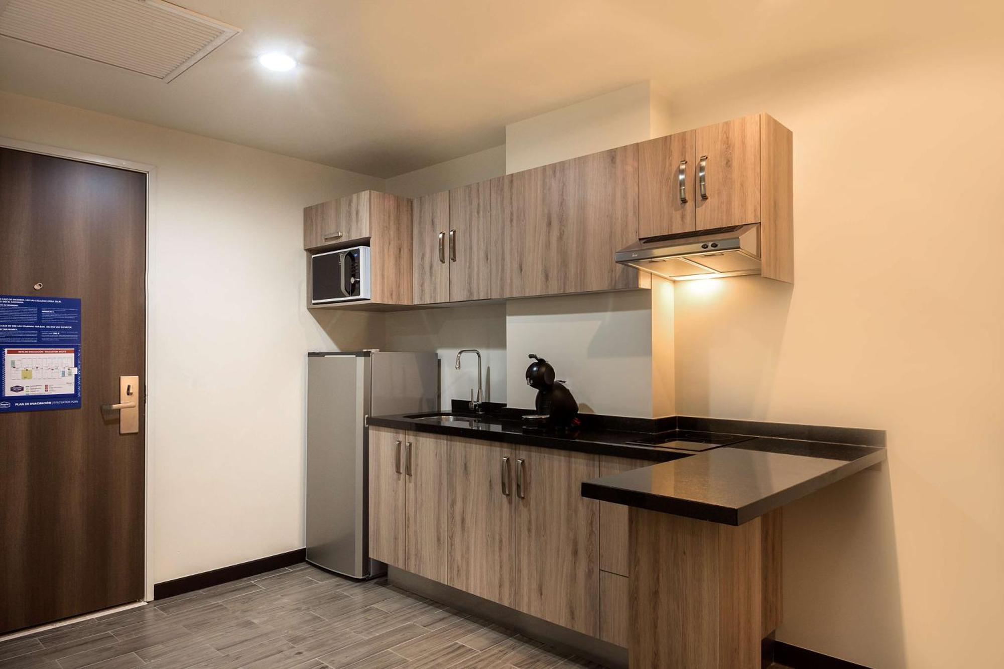 Hampton Inn & Suites By Hilton Salamanca Bajio Экстерьер фото