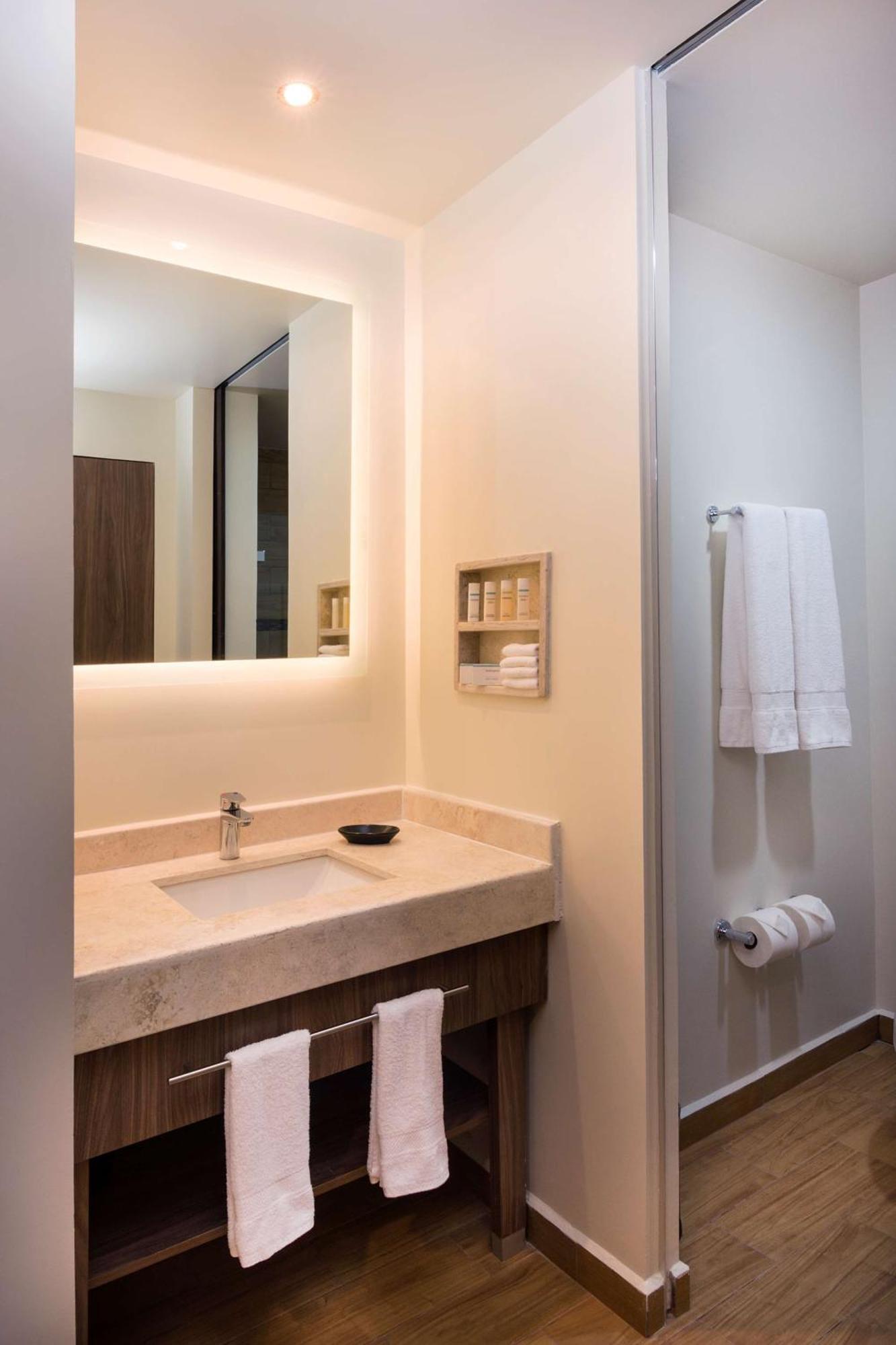 Hampton Inn & Suites By Hilton Salamanca Bajio Экстерьер фото