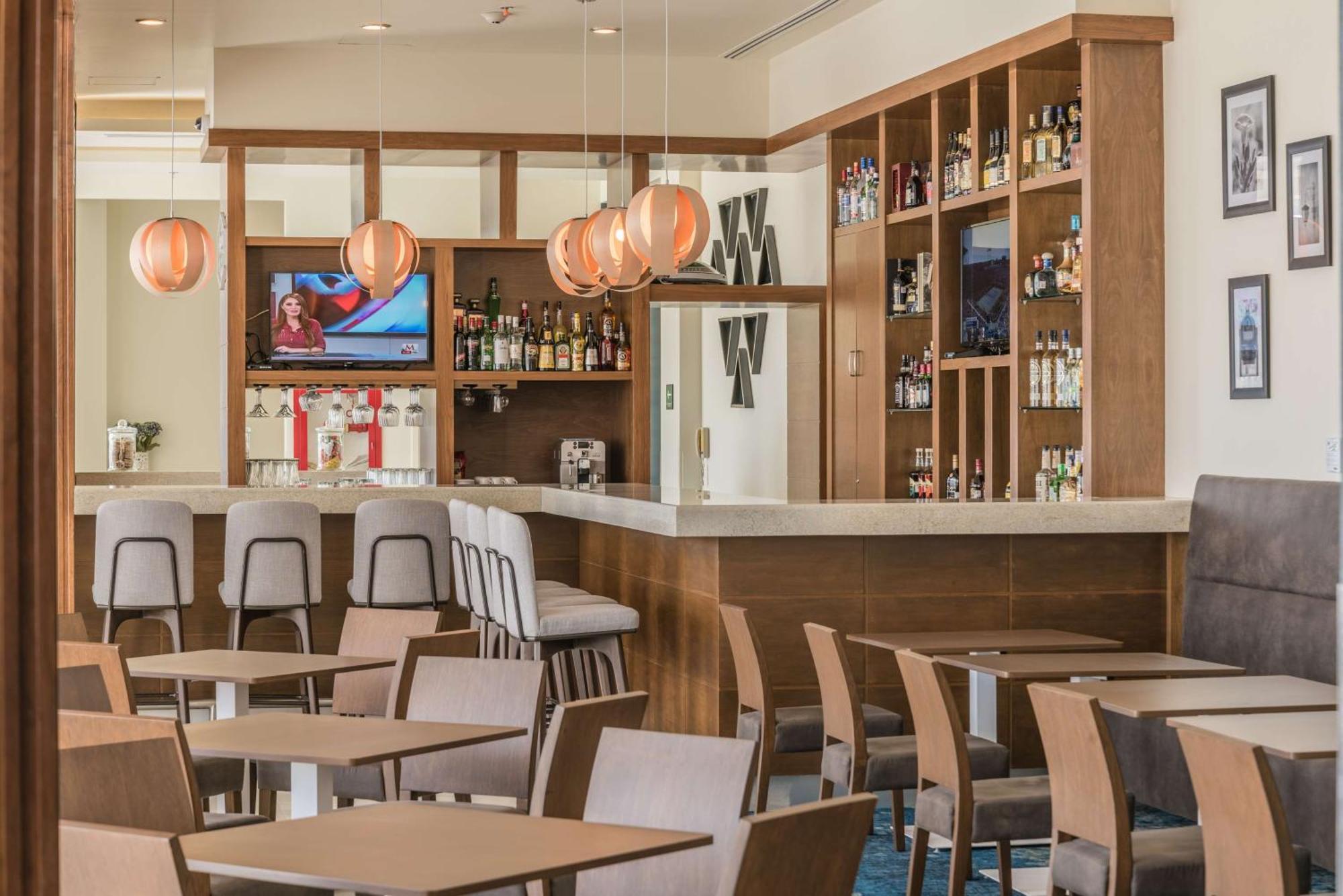 Hampton Inn & Suites By Hilton Salamanca Bajio Экстерьер фото