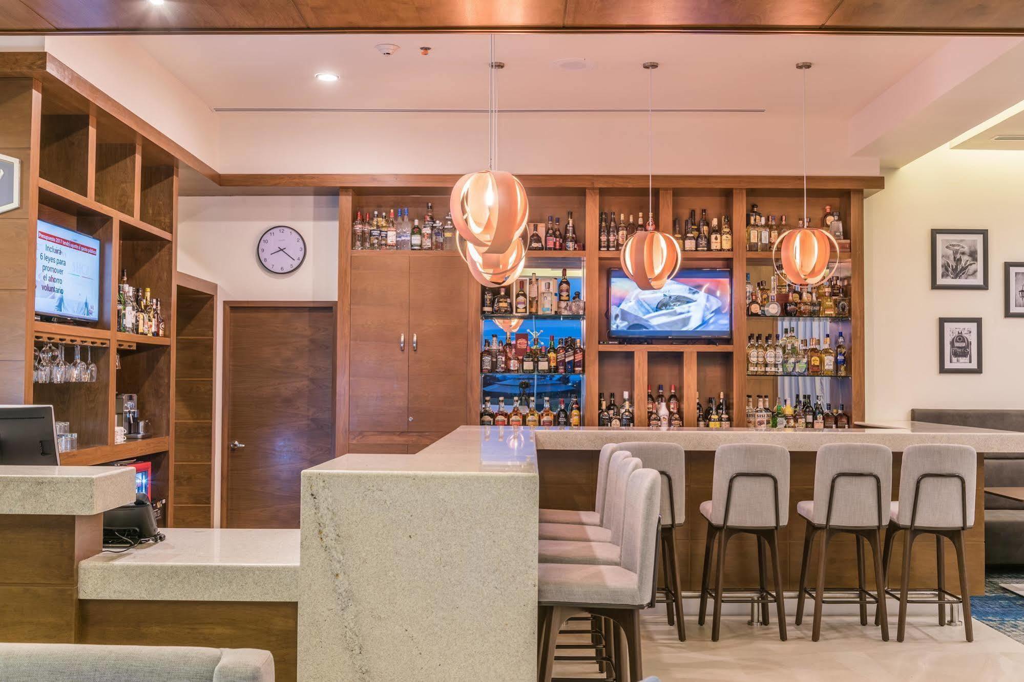 Hampton Inn & Suites By Hilton Salamanca Bajio Экстерьер фото